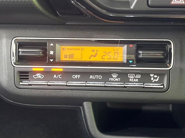 【オートエアコン】一度お好みの温度に設定すれば、車内の温度を検知し風量や温度を自動で調整。暑い…寒い…と何度もスイッチ操作をする必要はありません。快適な車内空間には必須の機能ですね♪