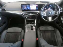 ◆インスツルメントパネルやインテリアトリムなどは、調和しなが洗練された室内を作り上げ、スイッチ類によって、優れた操作性をも実現。ドライバーの視線や動線を考え、人間工学に基づきデザインされています◆