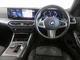 ◆インスツルメントパネルやインテリアトリムなどは、調和しなが洗練された室内を作り上げ、スイッチ類によって、優れた操作性をも実現。ドライバーの視線や動線を考え、人間工学に基づきデザインされています◆