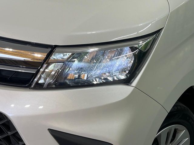 【LEDヘッドライト】悪天候や夜間走行時も良好な視界を確保し安心して運転できる高輝度LEDヘッドライトを装備！点灯速度が早く、消費電力も抑えられています。