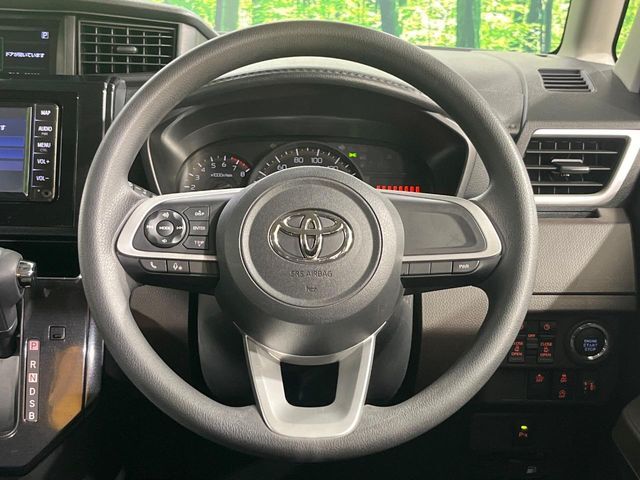 インテリアに合わせたデザインのステアリングは、運転される方のことも考え、運転しやすい形状、大きさです。是非一度、実際に触ってお確かめください。