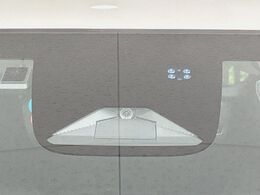 【ホンダセンシング】走行中に前方の車両等を認識し、衝突しそうな時は警報とブレーキで衝突回避と被害軽減をアシスト。より安全にドライブをお楽しみいただけます。