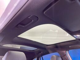 ●パノラミックスライディングルーフ：：大迫力のパノラマルーフは、後部座席にまで続いており、開放的な空間をお楽しみいただけます。