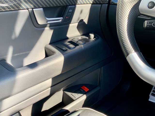 運転席のウィンドウとシートメモリーのスイッチです。