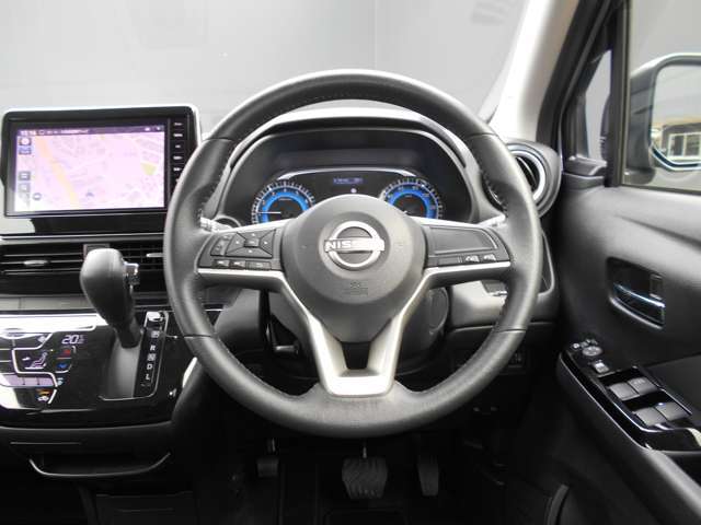 ステアリングハンドルです。オーディオコントロールスイッチが付いて運転中でも手元でオーディオの操作が出来て便利ですよ。