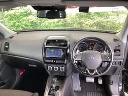 ご覧のように、視界が広く運転しやすいように設計されています。また、フルオートエアコンで快適です。