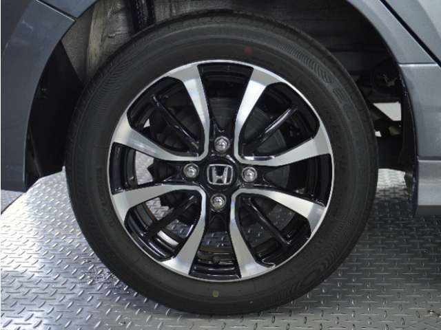 アルミホイール装着車です！これで足元まわりもおしゃれにきまります！