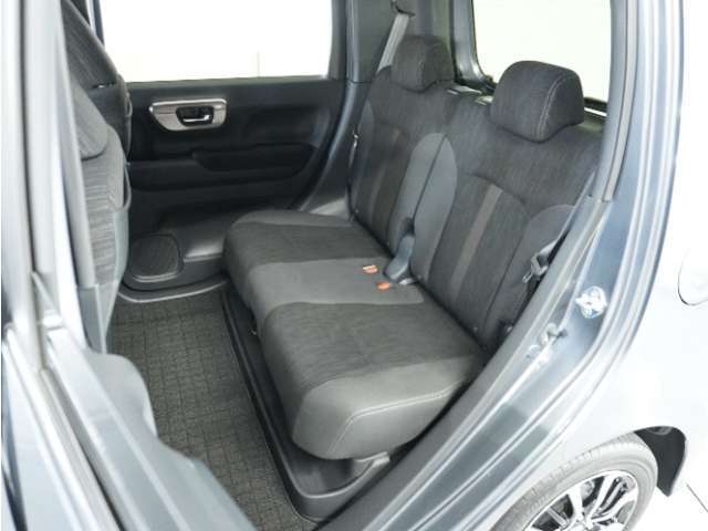 家族やご友人とBBQに行くとき、楽しさは道中の車内から始まっています！このベンチシートに座って、みんなで和気あいあい盛り上がりましょう！