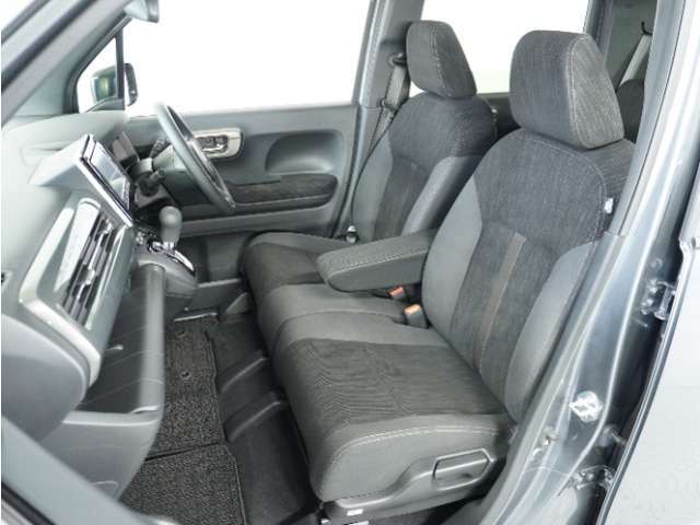 運転席と助手席は足元が繋がっているので自由に行き来しやすいので駐車場が狭いときでも助手席側からスムーズに乗り降りできて便利！