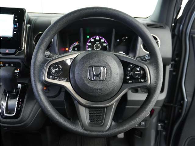 【Honda SENSING】 カメラ等装置で精度の高い検知能力を発揮、安全運転を支援します。ステアリング上のコントローラーに注目！