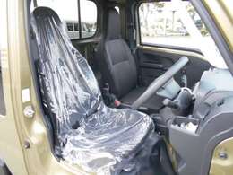 運転席・助手席はリクライニング機構付！