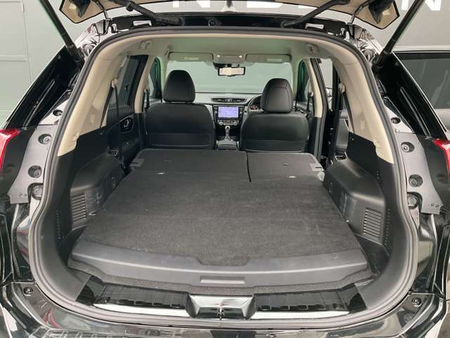 シートを倒せば荷物がたくさんはいるのでキャンプやお出かけなどができますね