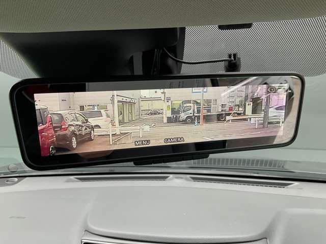 インテリジェントルームミラーは通常の鏡タイプと、カメラでバックを映すタイプに切り替えができ、より後方確認しやすくなりました(^^)