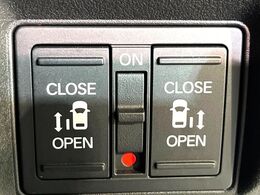 【両側パワースライドドア】スマートキーや運転席のスイッチで後席両側スライドドアの開閉が可能♪電動だから力を入れてドアを開ける必要が無く、小さなお子様でも簡単に開け閉めでき快適です♪