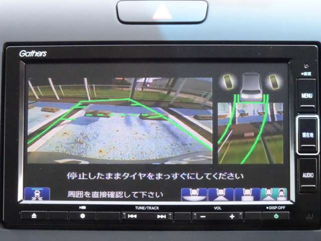 駐車場の白線を認識して、バック駐車を支援。