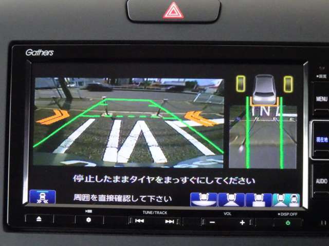 後退時、左右から接近する移動物体を検知。画面表示と警告音で注意喚起。