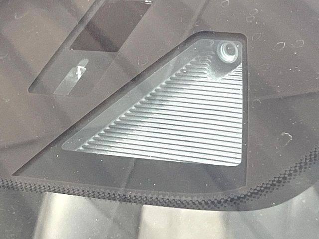 【スマートブレーキサポート】走行中に前方の車両等を認識し、衝突しそうな時は警報とブレーキで衝突回避と被害軽減をアシスト。より安全にドライブをお楽しみいただけます。