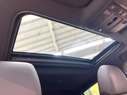 【サンルーフ】開放感たっぷりの希少装備、サンルーフが装着されています！車内に明かりを取り入れたり景色を楽しむ以外にも、車内の空気も簡単に換気できて快適です！