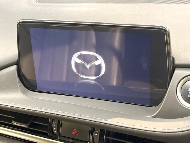 【8インチマツダコネクト】車内の雰囲気にマッチした大型のディスプレイ。スマホ接続でのナビ使用やBluetooth再生等、様々な機能が楽しめます。直感的なダイヤル操作が可能で、使い勝手も良好です。