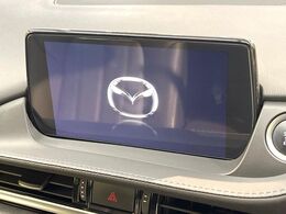 【8インチマツダコネクト】車内の雰囲気にマッチした大型のディスプレイ。スマホ接続でのナビ使用やBluetooth再生等、様々な機能が楽しめます。直感的なダイヤル操作が可能で、使い勝手も良好です。