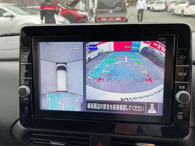車を真上から見ているように、周囲の状況を把握しながら安心して駐車が行えるアラウンドビューモニター装備！