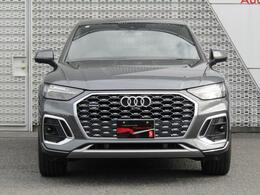 Audiの特徴シングルフレームグリルは力強さとエレガントな雰囲気を醸し出します。