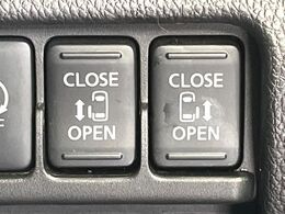 【両側パワースライドドア】スマートキーや運転席のスイッチで後席両側スライドドアの開閉が可能♪電動だから力を入れてドアを開ける必要が無く、小さなお子様でも簡単に開け閉めでき快適です♪