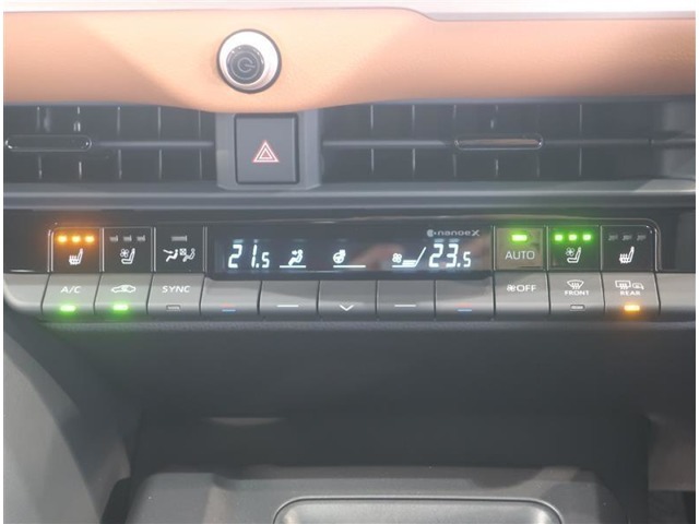 左右独立温度コントロールフルオートエアコンです。運転席、助手席それぞれで独立して温度設定ができます。冷え性の方が乗っても安心ですね♪