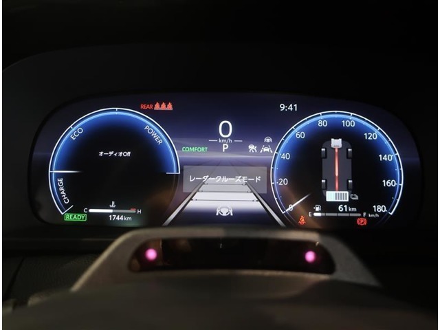 とっても見やすいメーターです。夜間時はラグジュアリーな気分にさせてくれる照明が魅力ですので、夜のドライブも楽しみになりますよ♪