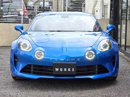 特徴的なデザインを引き継ぎ現代に復活した軽量スポーツカー「アルピーヌ A110 ピュア」です。