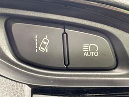 【車線逸脱警報】道路上の白（黄）線を認識し、意図せず走行中の車線からはみ出しそうになった時、メーター内の警告灯とブザーで注意喚起してくれる安心・安全機能です♪