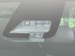 【トヨタセーフティセンス】走行中に前方の車両等を認識し、衝突しそうな時は警報とブレーキで衝突回避と被害軽減をアシスト。より安全にドライブをお楽しみいただけます。