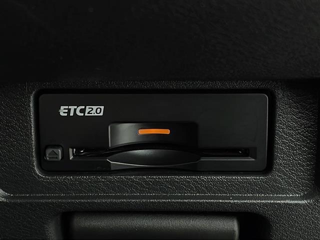 【ETC】有料道路を利用する際に料金所で停止することなく通過できる、ETC車載器（ノンストップ自動料金収受システム機器）が装備されています。セットアップを行うことで利用可能になります。