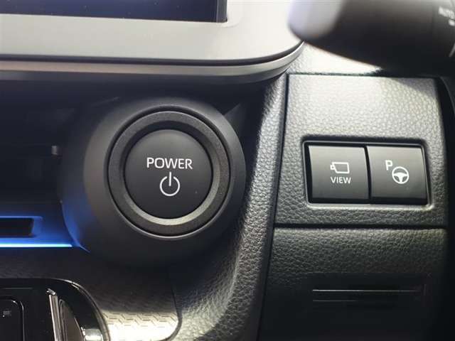 プッシュスタートボタンは運転席左側にございます。
