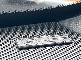 【マークレビンソンサウンドシステム】メーカーオプションの高品位サウンドシステムを搭載。専用のチューニングが施された大小様々なスピーカーから良質なサウンドが奏でられ、臨場感あふれる音響空間を演出します。