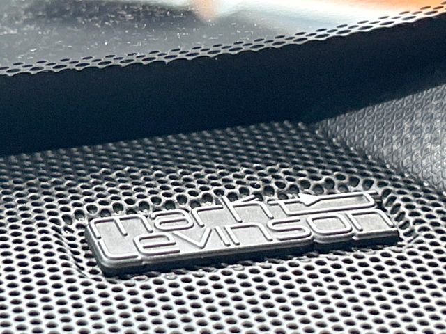 【マークレビンソンサウンドシステム】メーカーオプションの高品位サウンドシステムを搭載。専用のチューニングが施された大小様々なスピーカーから良質なサウンドが奏でられ、臨場感あふれる音響空間を演出します。