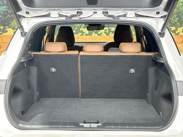 積み下ろしのしやすいデッキにはたっぷりと荷物を積み込んでいただけます。遊びから仕事まで、様々なシーンで頼れます♪