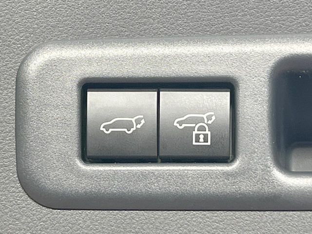 【パワーバックドア】スマートキーや運転席のボタンを押すだけでリアゲートが自動で開閉します！荷物を持っている時や、高い位置にあるバックドアを閉める際に便利な機能です♪