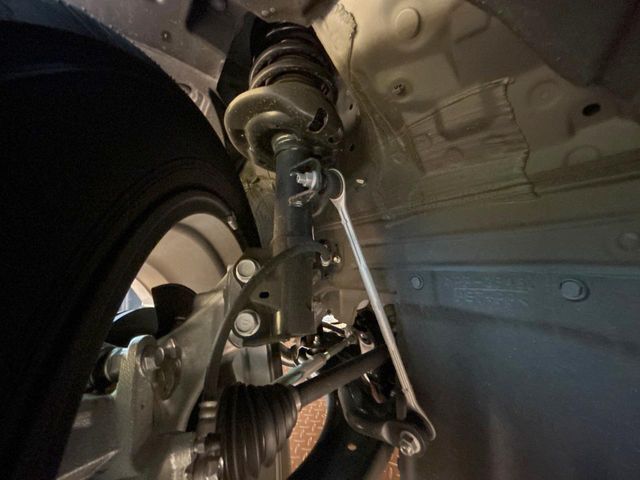 お車を安心してお乗りいただく為には、足回りの定期点検が欠かせません。サービスサポート（有償保証）では無料点検もご提供しており、安心のカーライフをお過ごしいただけるサポート体制が整っています。