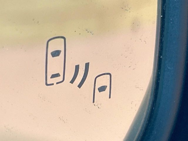 【ブラインドスポットモニター】走行中、ドアミラーの死角になりやすい箇所に後続車が接近するとサイドミラーのレンズに警告を表示！ドライバーに注意喚起をしてくれます。
