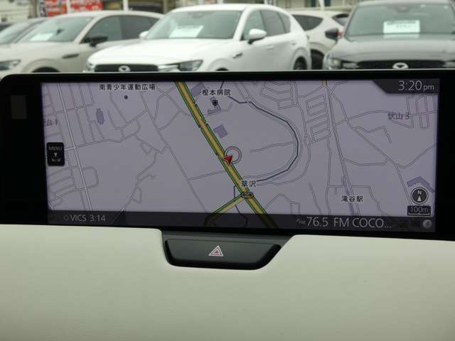 マツダコネクトとは、車両情報の表示、音楽の再生、モバイル機器との接続、車両設定の変更など、さまざまな機能を利用できるシステムです。