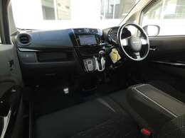 内装はブラック基調でカッコイイ★ナビも付いてますよ！