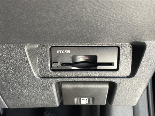 【ETC】有料道路を利用する際に料金所で停止することなく通過できる、ETC車載器（ノンストップ自動料金収受システム機器）が装備されています。セットアップを行うことで利用可能になります。