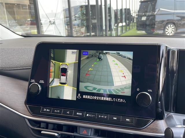 【アラウンドビューモニター】まるでクルマを真上から見下ろしたかのような視点で駐車をサポートします！クルマの斜め後ろや真横など、前後左右の4つのカメラの映像が合成されて、モニターに映し出されます。