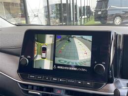 【アラウンドビューモニター】まるでクルマを真上から見下ろしたかのような視点で駐車をサポートします！クルマの斜め後ろや真横など、前後左右の4つのカメラの映像が合成されて、モニターに映し出されます。
