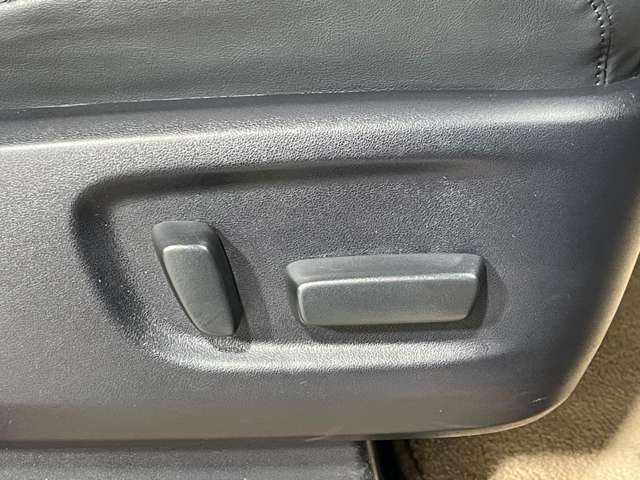 【電動パワーシート】最適なシートポジションを提供し快適にお過ごしいただけ、助手席は足元にお荷物を置いてもゆとりのある空間です。