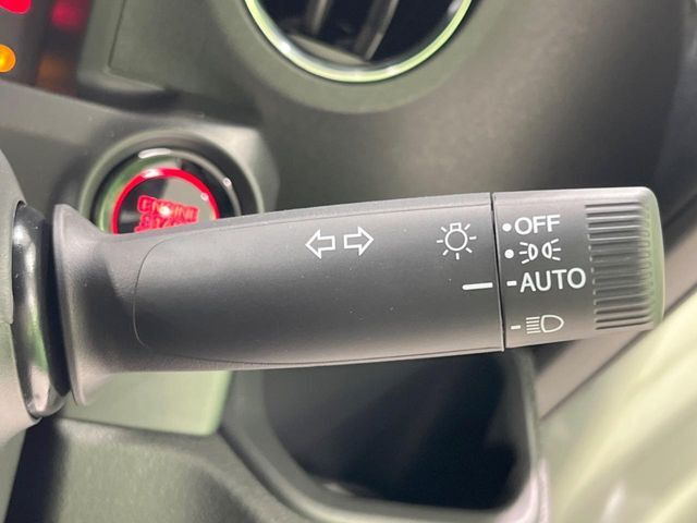 【オートライト】周りの明るさに応じて自動でヘッドライトの点灯・消灯ができる機能です！ライトの付け忘れ・消し忘れなどが無くなり、雨の日や夕方の走行も安心！トンネル通過時も便利ですね♪