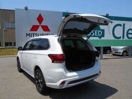 テールゲートもここまで開くので荷物の出し入れがしやすいですよ＾＾