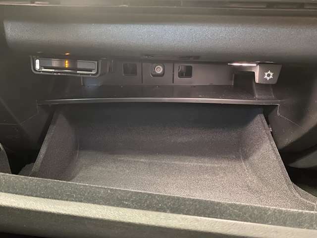 グローブボックス内にETC車載器を搭載しております。
