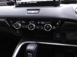 オートエアコンは温度を設定すれば自動で快適な状態をキープしてくれるので運転中の温度操作が減り安全面でも安心ですね。